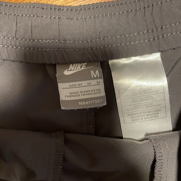 Nike Size Medium Gray Athletic Shorts with Side Pockets - Picture 4 of 5